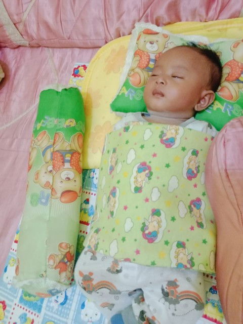 bayi tidur dibedong tangannya saja aman tidak?