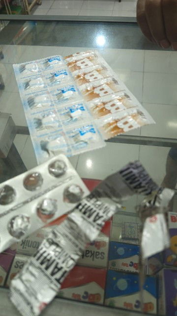 Calsium dan vit beda bungkusan dri resep dokter TPI sama2 vit dan calsium