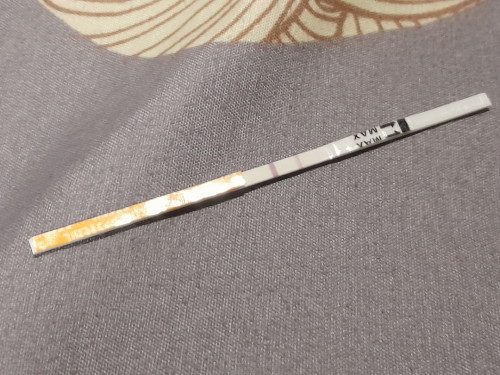 Mau tanya dong! Saya kemarin tespek hasil garis 2 samar apakah positif ?
