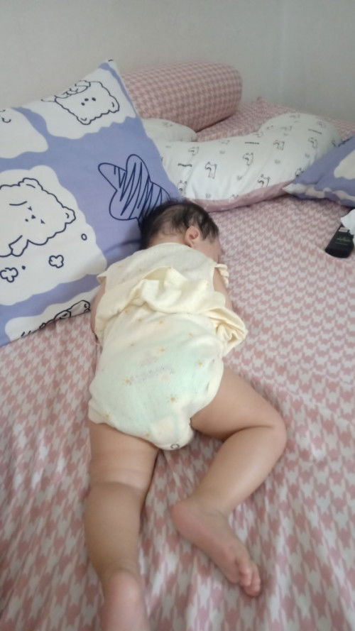 bayi 4 bulan tidur tengkurap