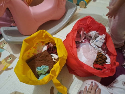 Ada yg butuh baju bayi perempuan di atas 3 bulan? Free ada 2 paket