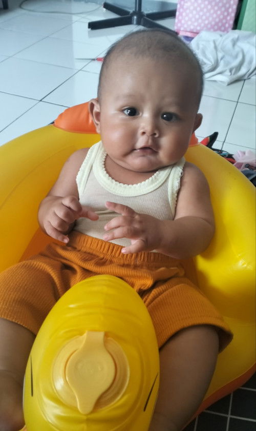 Galau gak sih bund bayi 4bln 10hri, biasa nyusu 120 ml keminum skrg 60 ml aja dimaenin  gaabis😭😭🥵