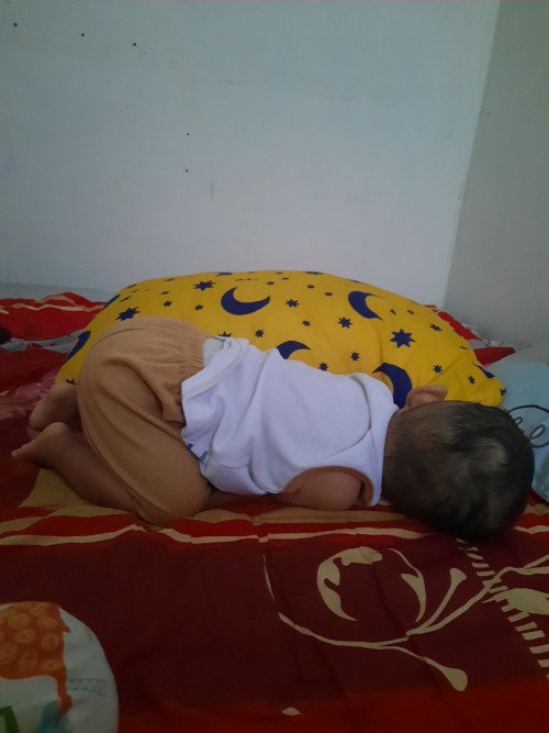 Posisi tidur bayi 10 bulan