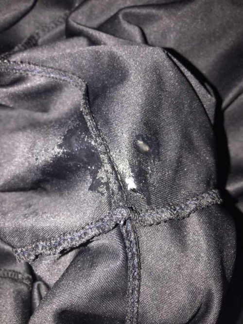 ลุกเข้าห้องน้ำพอดีสังเกตุมีเมือกใสๆติดกางเกงตามในรูปควรไปหาหมอยังคะ