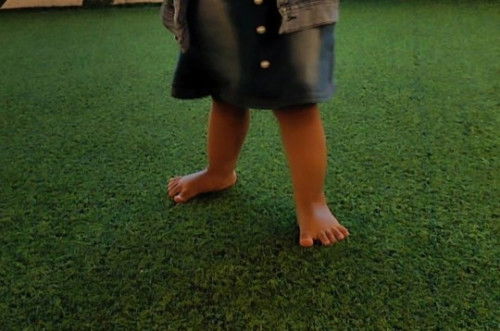 Kaki anak menghadap keluar sebelah