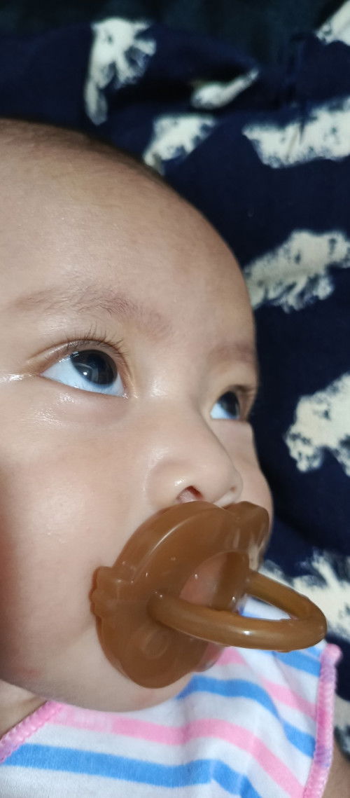 Garis putih di pinggiran mata hitam bayi