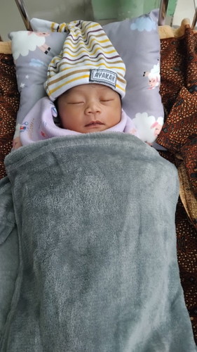 Alhamdulillah sudah keluar bund anak cewek padahal hpl masih lama 23 februari besok