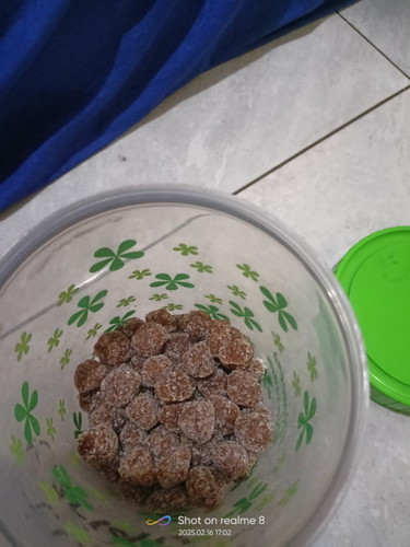 Makan permen asem