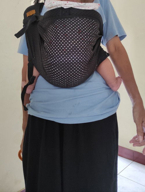 Bayi 4 bulan mulai gendong m shape