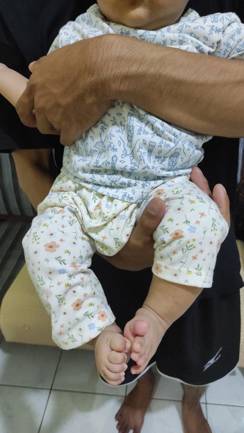 Bayi gendong hadap depan