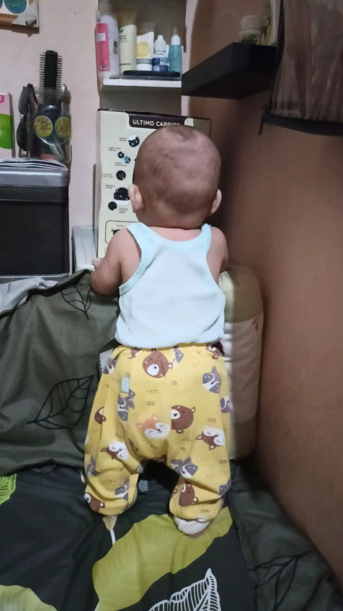 Bayi 7 bulan suka berdiri