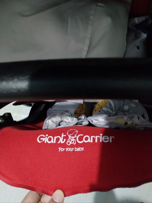 Selling my two baby high chair and giant baby carrier stroller