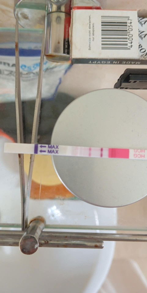 Chưa đến ngày dâu cũng không có máu báo thai nhưng test lên 2 vạch thì là có bé không ạ?