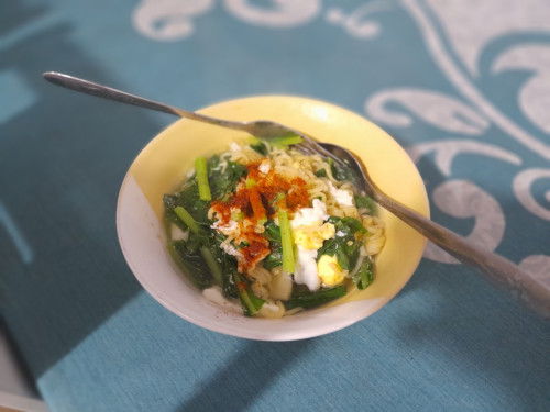 Bumil bawaanya makan mie instan