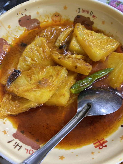 Makan lauk nenas