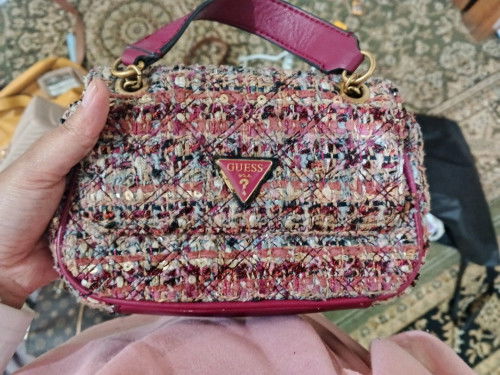 Bu Ibu ada yang tertarik beli tas Guess atau Michael Kors second kah?