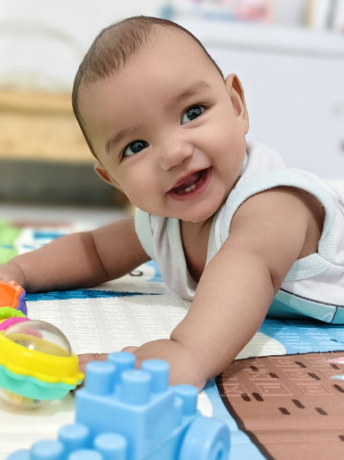 Mau bertanya mom. Ini anak ku usia 4 bulan sudah tumbuh gigi bawah dua. Apakah hal yang wajar