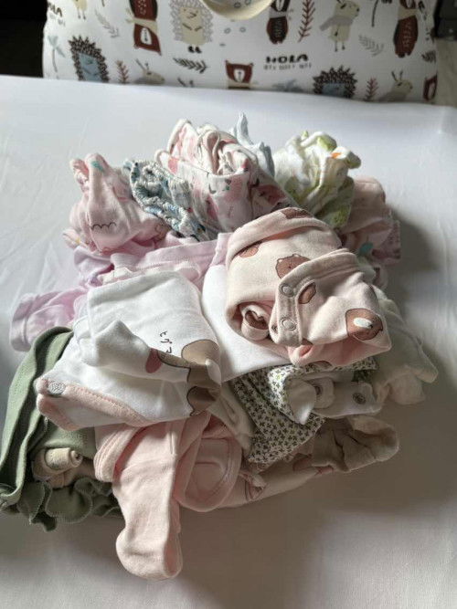 แจกฟรี เสื้อผ้าชุดคลุมท้อง-ชุดเด็กแรกเกิดขอคนรับได้สนใจทักได้ค่ะ