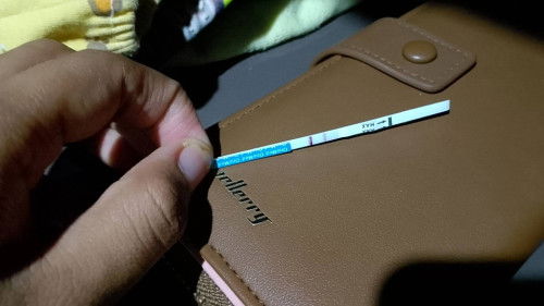 Apakah ini hamil? Hasil testpack positif satu jelas dan satu samar