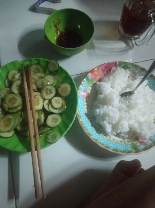 Mẹ đơn thân 4 con giờ lại mang bầu 10 tuần nhưng lại chỉ ăn cơm với dua Leo nước tương không có tiền