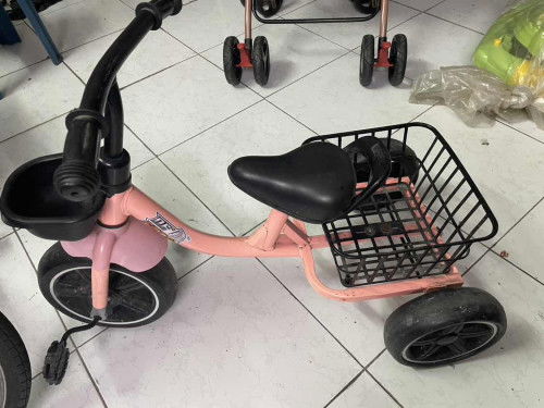 ปล่อยเหมาๆ สามศูนย์ศูนย์ ค่ะ ของลูกเราเองโตแล้วไม่ได้ใช้ค่ะ สอบถามได้นะคะ