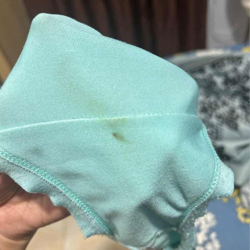 Bunda , maaf sedikit kotor . Izin bertanya apakah ini namanya flek ?