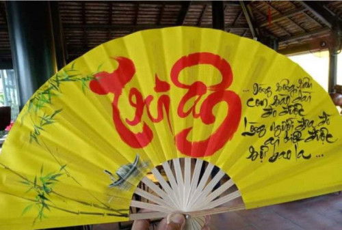 Quạt viết chữ thư pháp- Món quà ý nghĩa tặng cha mẹ thầy cô
