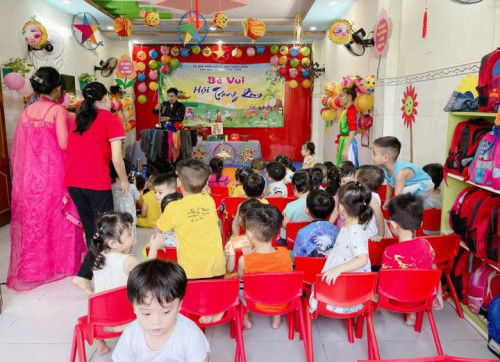 Chú hề biểu diễn ảo thuật cho bé yêu ngày Trung Thu