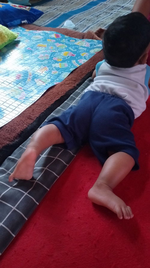 halo bu ibu, mau tanya nihh, anakku usia 5bulan tapi kakinya o shape, ini normal apa enggak yaa ?