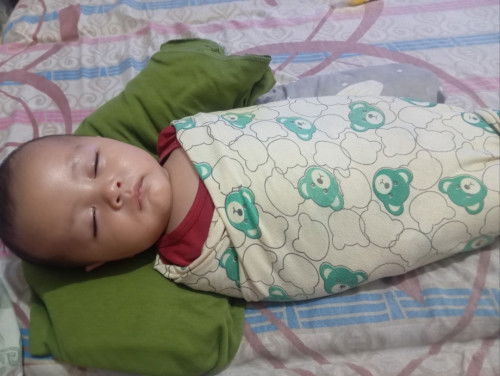 Bayi 5bln 16hari masih suka dibedong kalo bobo, dan blm bisa tengkurap mandirii ada yg sama mom??