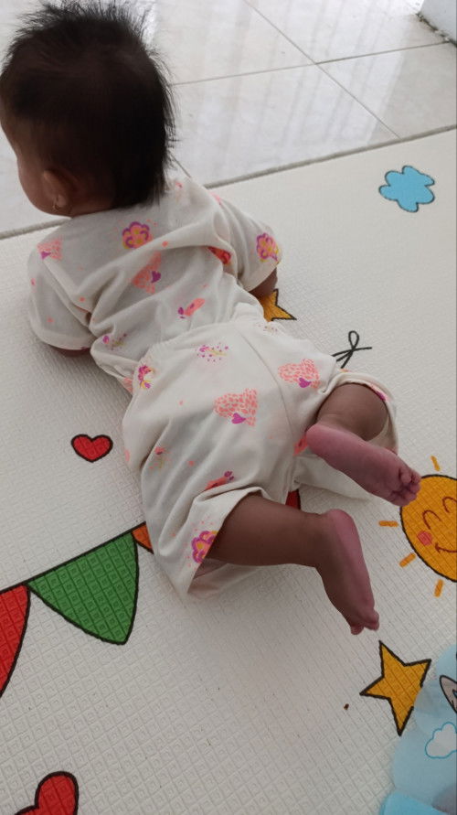 Tummy time kaki keangkat