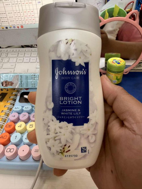 ครีมจอห์นสัน บอดี้แคร์ ไบรท์โลชั่น จัสมิน แอนด์ไวท์ลิลลี่