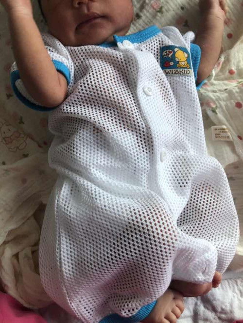 Normal ke baru lahir byk tido? Kejut2 nyusu pun susah nak bangun. Hala puting kot hidung pun taknak