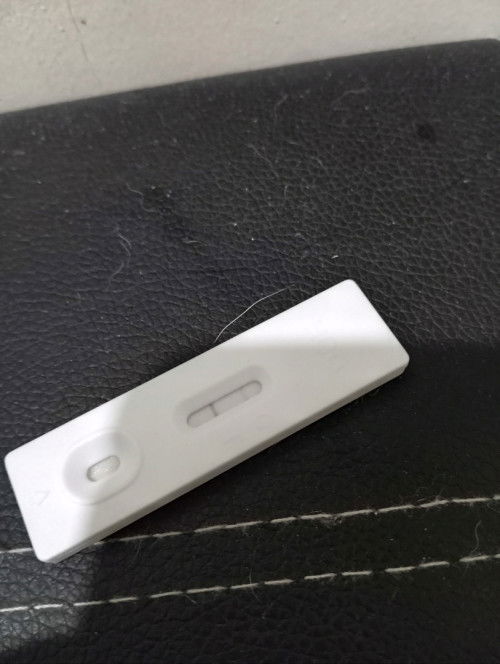 Nag karon po Ako ng spotting kahapon at ngayon tapos ng PT po ako ano po kaya yan? Positive padin po