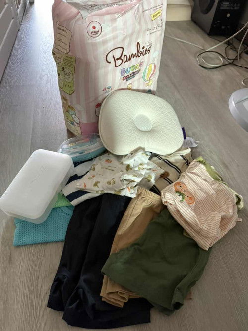 ของใช้เสื้อผ้าแรกเกิด 3-6 เดือน ส่งต่อให้ฟรีค่ะ ( ออกค่าส่งเอง )