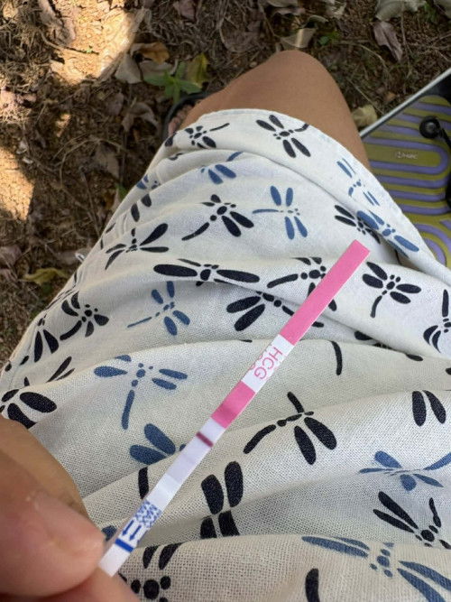 ขึ้น2ขีดจางๆแบบนี้ท้องมั้ยค่ะแม่ๆ