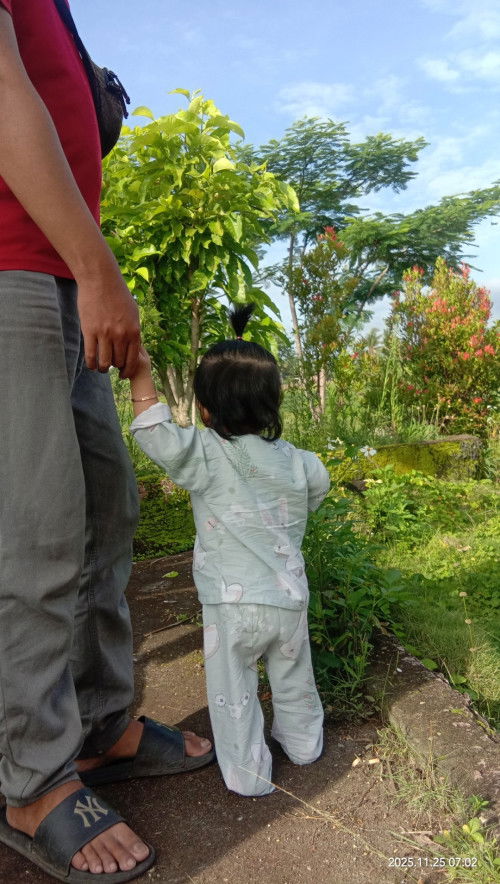 Tidak mau pakai sandal dan sepatu