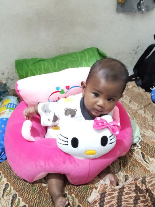 Mau nanya cara duduk bayi yang bener gimana ya usia 5 bulan jalan 6