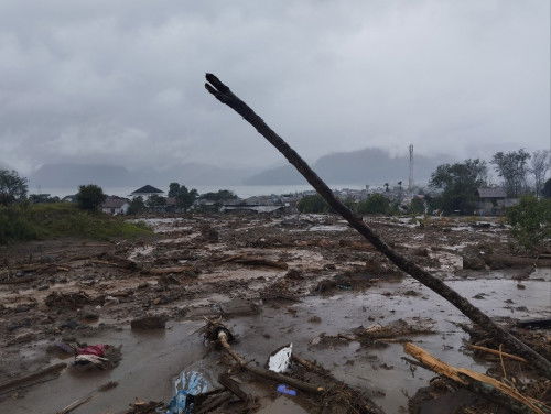 Hamil dan kekurangan bahan pokok di tengah bencana alam.