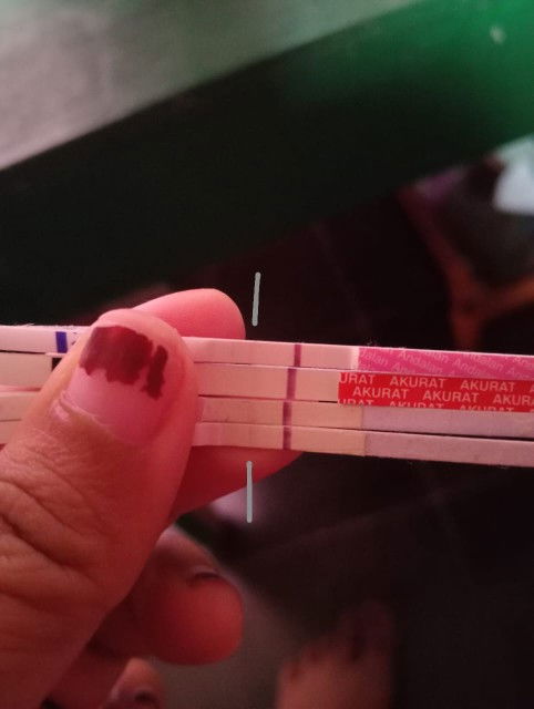 Bunda" permisi saya mau tanya ini garis 2 samar tipis bgt, apakah positif bunda??