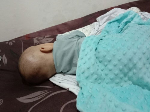 Bayi 4,5 bulan tidur miring