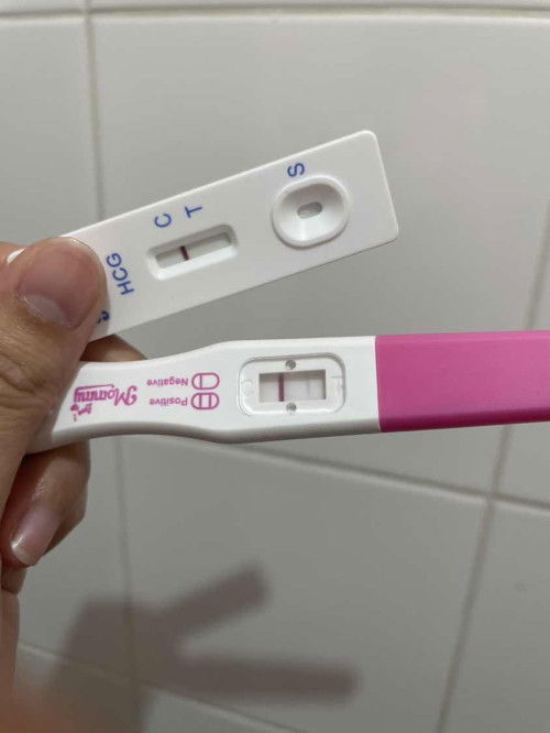 ตรวจพร้อมกันแต่ขึ้นขีดไม่เหมือนกันแบบนี้ท้องไหมคะ