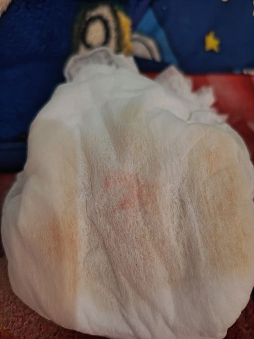 Popok bayi ada warna pink kemerahan