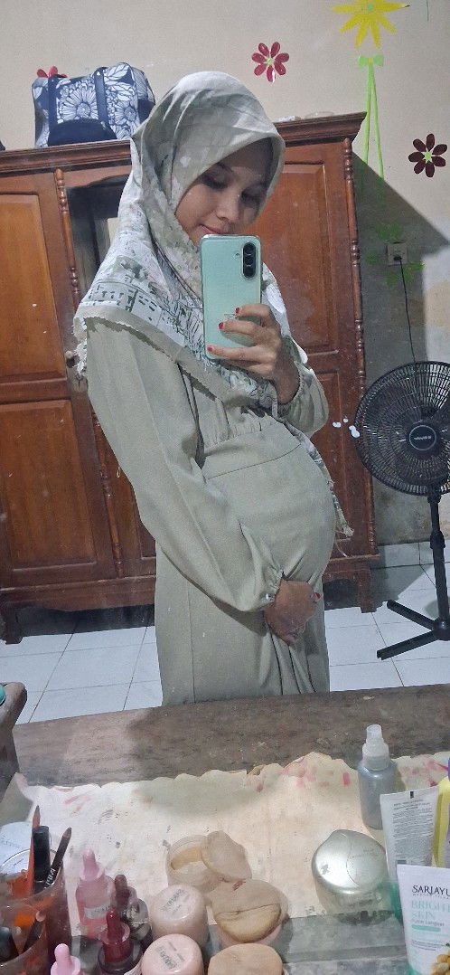 Masuk minggu ke 19 . Perut udh sebesar ini. Dulu hamil ank pertama  minggu ke 19 blm sebesar ini.