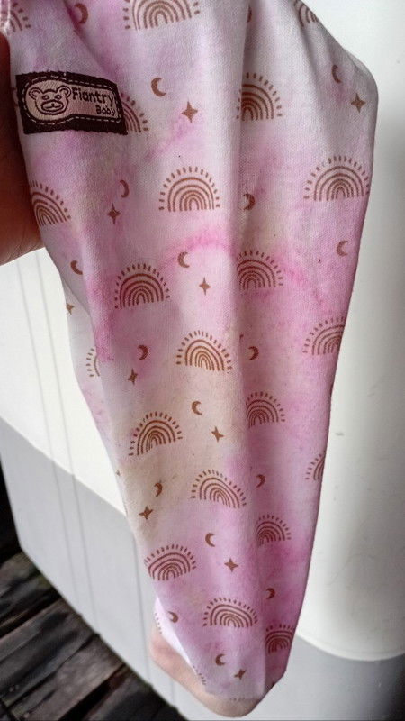 Air kencing dan muntahan bayi berubah warna menjadi pink setelah beberapa hari