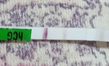 ประจำเดือนล่าสุด13-17มกราคม ตรวจวันนี้ขึ้นจางๆแบบนี้มีโอกาสท้องไหมค่ะ