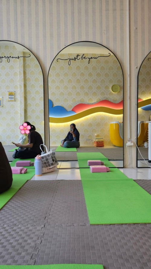 Udah ikut prenatal yoga belum?