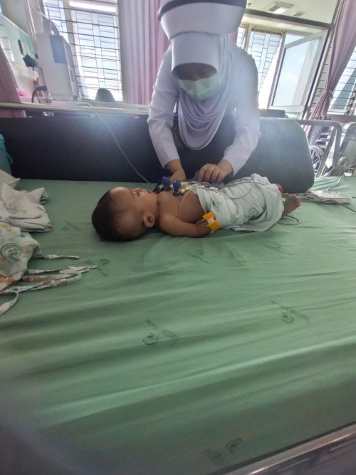 ลูกน้อยของฉันไต่บวมน้ำ  ใครพอจะช่วยฉันได้บ้าง ฉันต้องพาลูกน้อยของฉันไปผ่าตัด  แต่ฉันไม่มีงบ