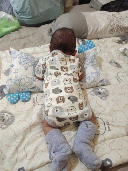 Kepala bayi lonjong.