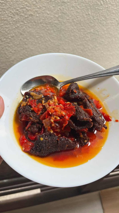 Makan dendeng balado